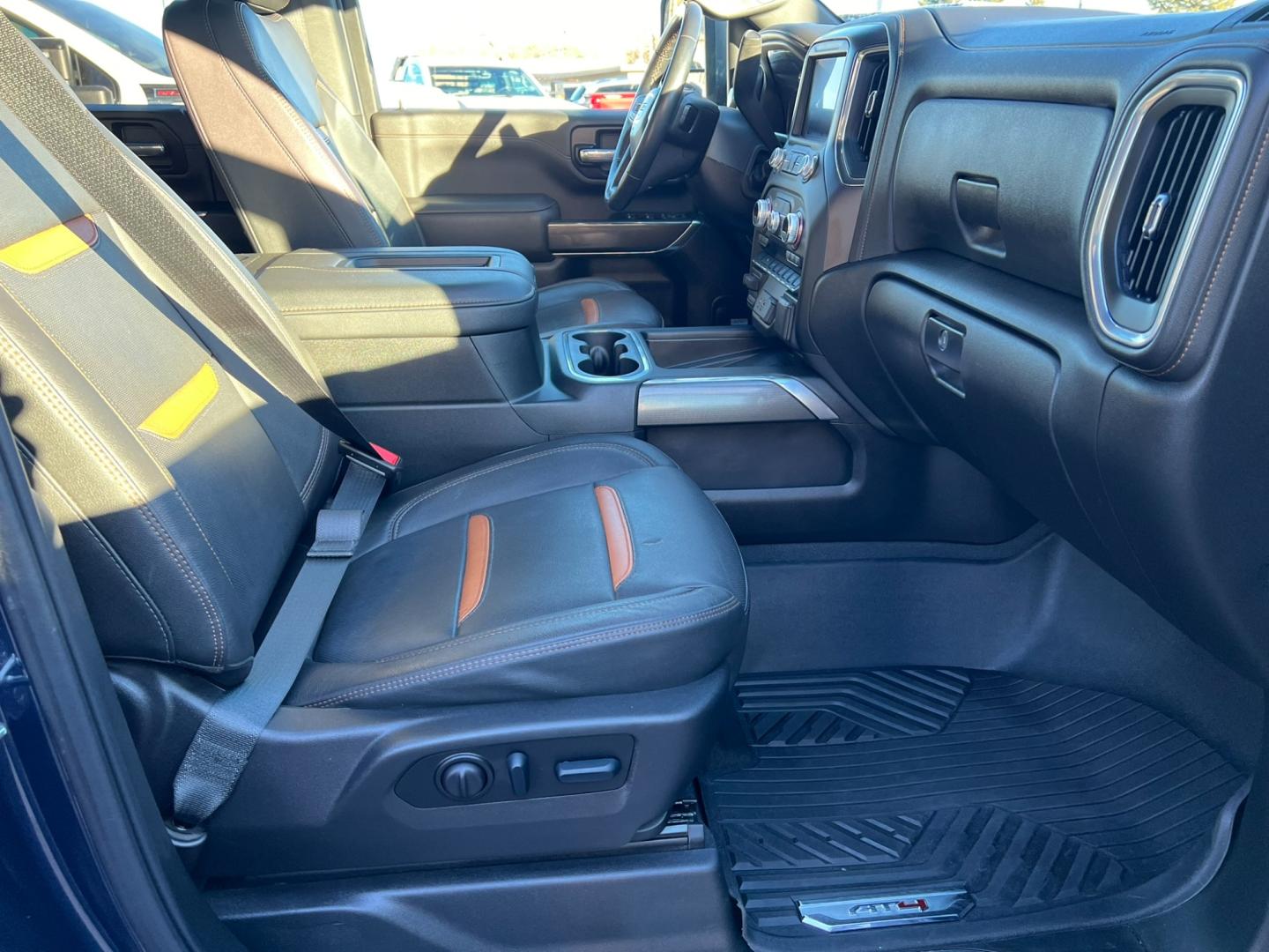 2022 Blue /Charcoal GMC Sierra 2500HD AT4 Crew Cab 4WD (1GT49PE70NF) with an 6.6L Gas engine, automatic transmission, located at 116 5th Avenue South, Lewistown, MT, 59457, 47.063877, -109.427879 - Photo#7